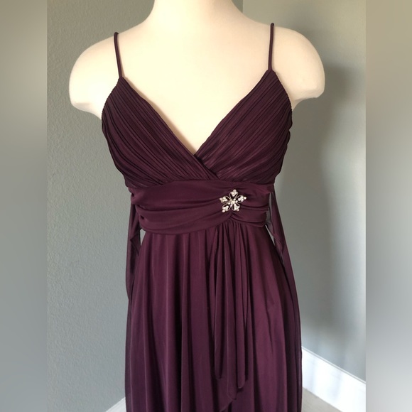 More pics Empire Waist V-Neck Belted Chiffon Jeweled Brooch Dress - Picture 16 of 16